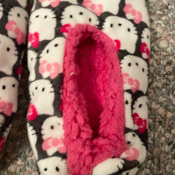 Sanrio Hello Kitty Pink House Slippers Bundle - Picture 8 of 9